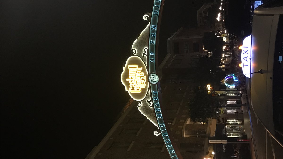 ダウンタウン ガスランプクォーターの夜のアーチ看板(撮影:管理者)